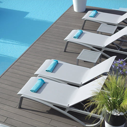 Cómo crear un oasis de relajación: el mobiliario esencial para las zonas de piscina de los hoteles